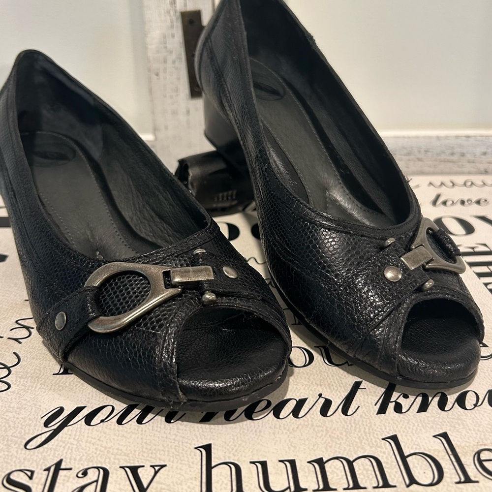 Nurture Leather Shoes Wedge Open Toe Silver Buckle Accent Comfortable 6.5 EUC